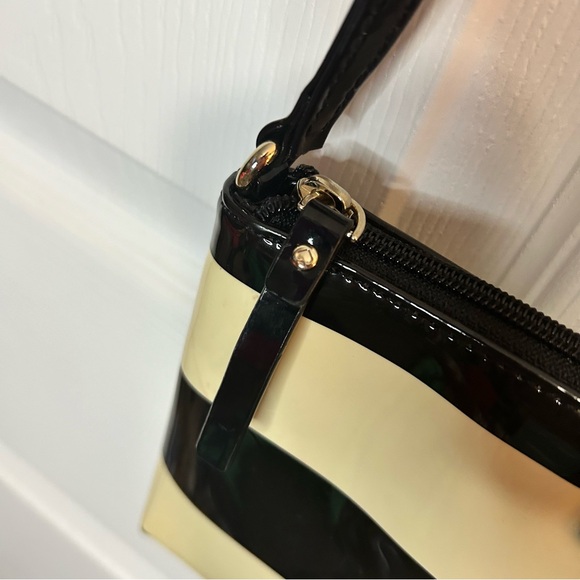 Kate Spade ♠️ Penn Valley Amy Striped Crossbody - Picture 3 of 10